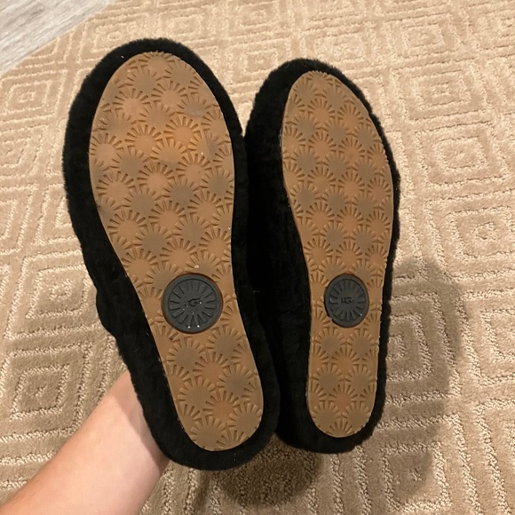 EUC Ugg black Fluff Yeah slides size 6 - Picture 4 of 6